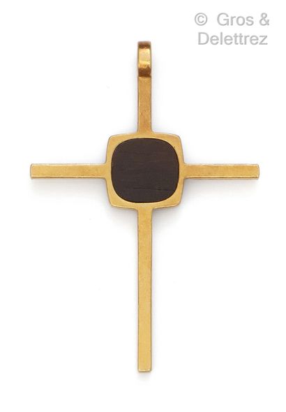 null Yellow gold and wood "Cross" pendant. Dimensions: 5 x 3,5cm. Gross weight: 5...