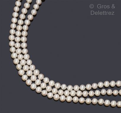 null Collier composé de trois rangs de perles de cultures, le fermoir barrette en...