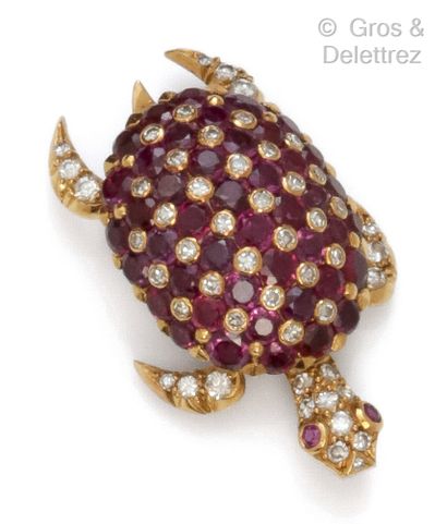 Dans le goût de CHAUMET Charming "Turtle" lapel clip in yellow gold, the shell entirely...
