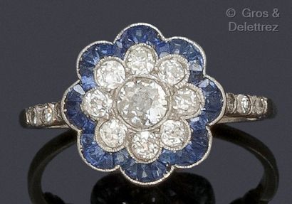 null Bague « Fleur » en platine à décor polylobé, sertie d’un diamant de taille ancienne...
