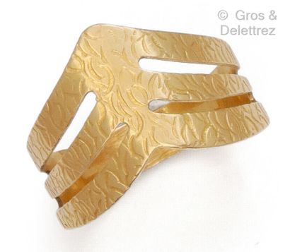 Yellow gold ring with herringbone design....