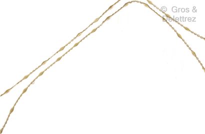  Long yellow gold watch chain with filigree spindle links. Circa 1900. Length : 160cm....