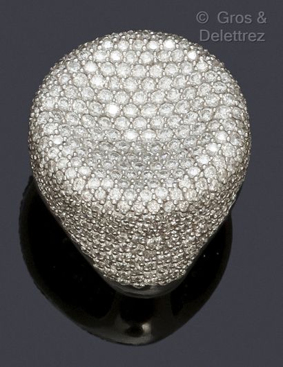 null Bague « Jeton » en or gris, entièrement sertie de diamants taillés en brillant.

Poids...