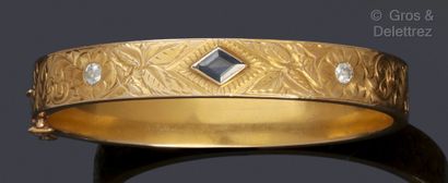 null Bracelet « Jonc ouvrant » en or jaune à décor ciselé, orné de deux diamants...