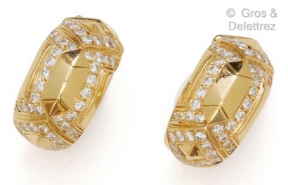 null Pair of yellow gold ear clips with geometric design set with brilliant-cut diamonds....