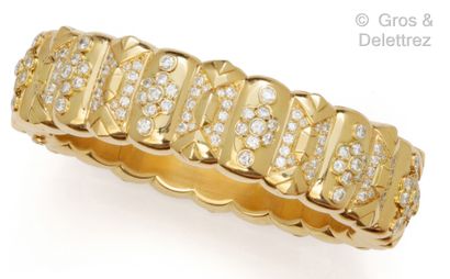 null Bracelet « Jonc » en or jaune, composé de godrons à décor géométrique et de...