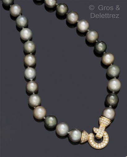 null Collier composé d’un rang de trente-cinq perles de culture de Tahiti en camaïeu...