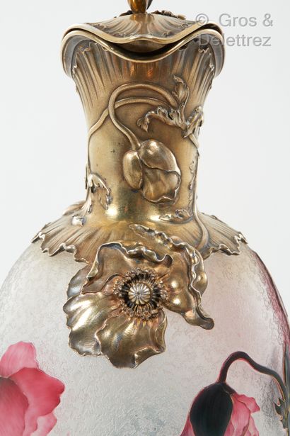 DAUM Nancy Aiguière en verre doublé à décor dégagé à l’acide de fleurs de pavots...
