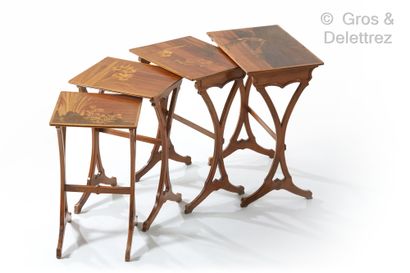 Émile GALLÉ (1846-1904) Suite de quatre tables gigognes en noyer à plateaux rectangulaires...