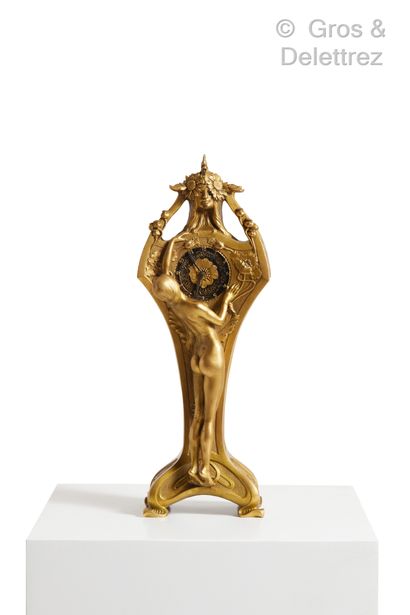 Louis CHALON (1866-1940) Rare pendulette en bronze à patine dorée à décor finement...