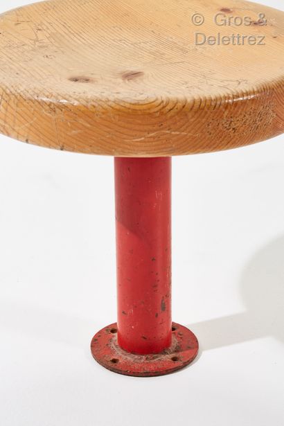 Charlotte PERRIAND (1903-1999) Paire de tabourets en pin, assise circulaire reposant...