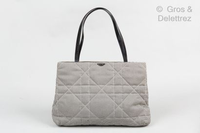 CHRISTIAN DIOR Année 1998

Sac cabas 37cm en nylon imprimé d’un motif pied de puce...