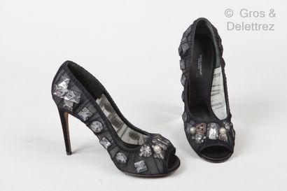 DOLCE & GABBANA Paire d’escarpins peep-toes en résille noire, recouvrant cristaux...