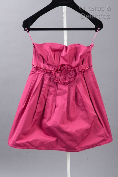 LANVIN Petite Lot composé de deux robes, l’une sans manche plissée en taffetas rose...