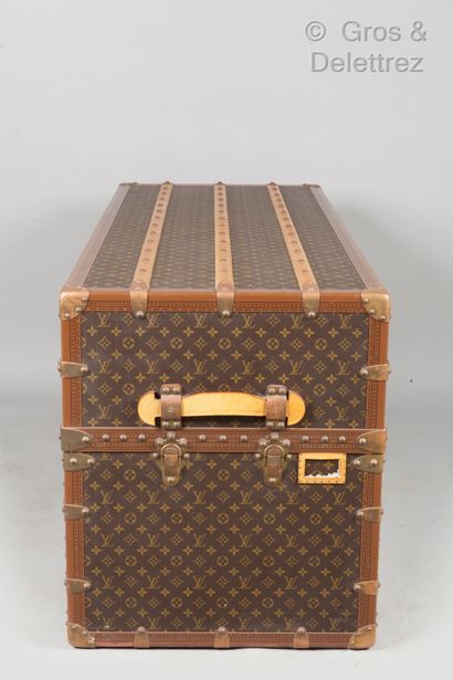 LOUIS VUITTON Paris made in Franc n°1050157, serrure n°1249145 - Malle wardrobe en...