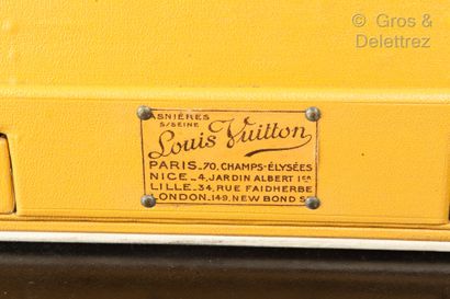 LOUIS VUITTON Champs Elysées n°146446, serrure n°050745 circa 1929

Secrétaire à...