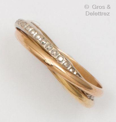 null Bague trois anneaux en or trois couleurs celui en or gris riveté. Tour de doigt :...