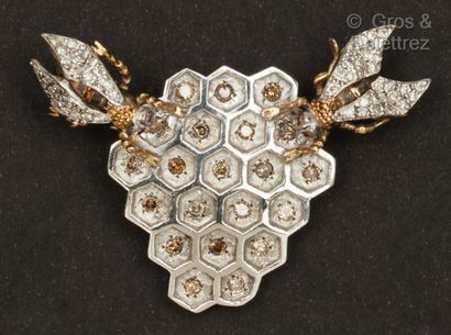 null 14K white and yellow gold "Beehive" brooch, decorated with alveoli set with...