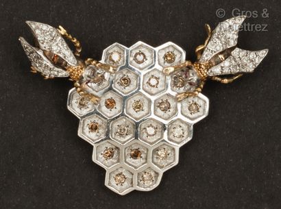 null Broche « Ruche » en or gris et jaune (14K), à décor d’alvéoles serties de diamants...