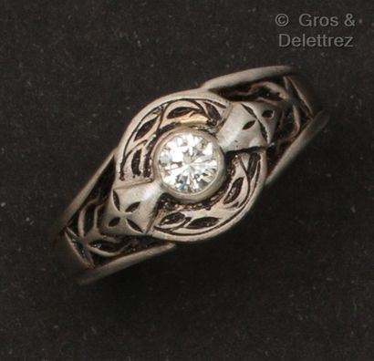 null Bague en or gris émaillé et ciselé, ornée d’un diamant taillé en brillant.	

Poids...