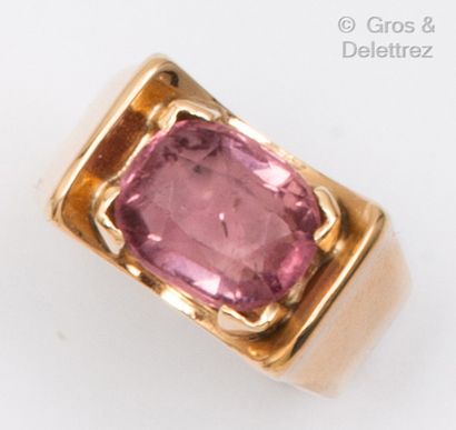 null Bague « Tank » en or jaune, ornée d’une tourmaline ovale facettée. Tour de doigt :...