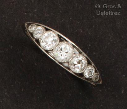 null Platinum half wedding ring, set with old cut diamonds. Finger size : 50. Gross...