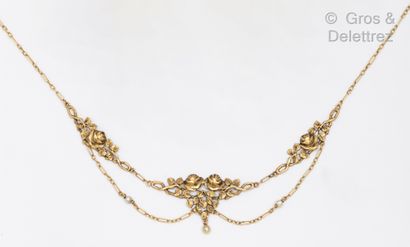 null Collier en or jaune à décor de guirlandes de fleurs, agrémentées de perles en...