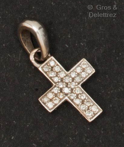 Pendentif « Croix » en or gris, orné de diamants...