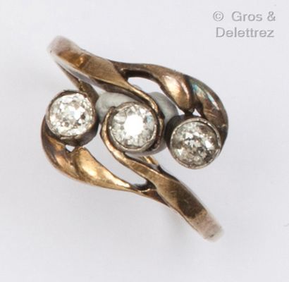  Bague en vermeil, l’anneau formant feuillage serti de trois diamants de taille ancienne....