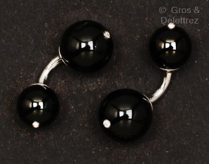 null Pair of white gold and onyx pearl cufflinks set with diamonds. Gross weight:...