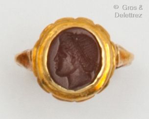 null Yellow gold ring set with a carnelian intaglio representing a man's profile...