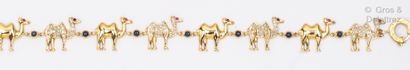 null Bracelet articulé en or jaune, à décor de chameaux certains pavés de diamants...