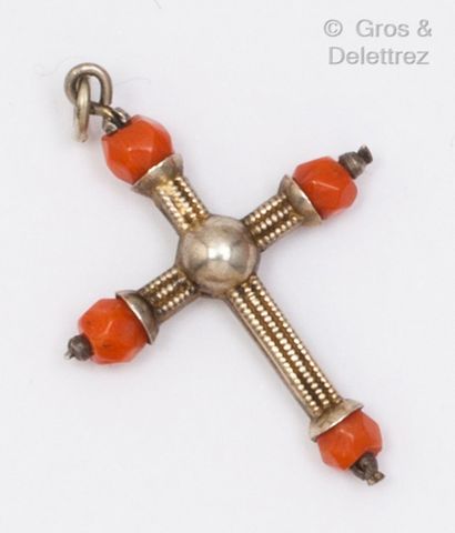 Silver pendant " Cross " enriched with coral. Dimensions : 2,9 x 2cm. Gross weight...