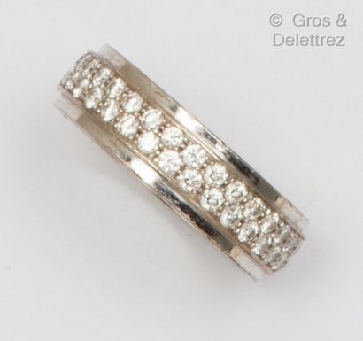 null Alliance en or gris, ornée d’un pavage de diamants taillés en brillant. Tour...