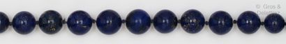 Collier composé d’un rang de perles de lapis-lazuli...