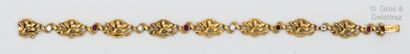null Bracelet en or jaune, composé de maillons à décor rinceaux ajouré alternés de...