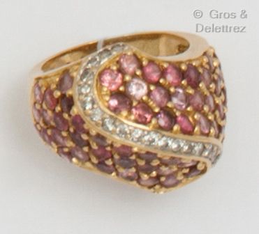 null Bague « Mouvementée » en or jaune, ornée d’un pavage de rubis agrémenté d’une...