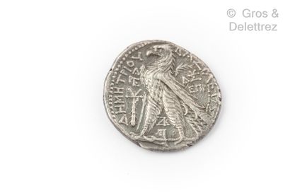 DEMETRIUS II (129-125). Tetradrachma. Tyre. Bust diademed right. R./ Eagle on a rudder....