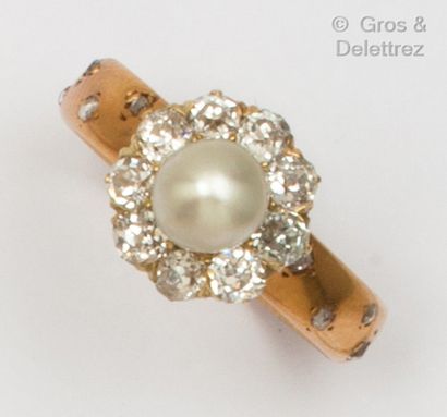 null Bague en or jaune, ornée d’une perle bouton dans entourage de diamants de taille...