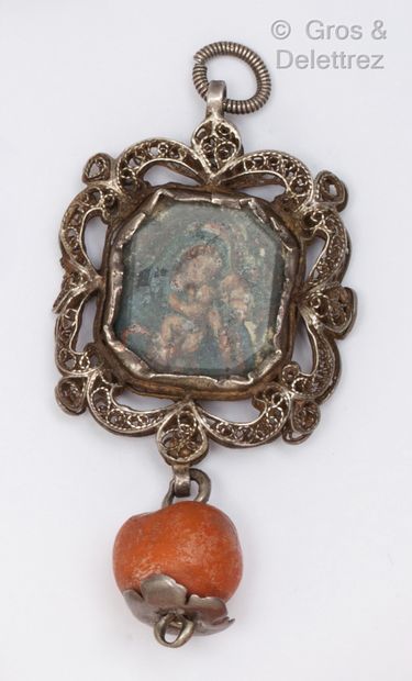 null Silver pendant filigree decorated double face, holding a coral bead in tassel....