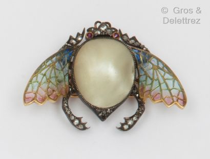 G. CONFALONIERI Broche « Scarabée » en or jaune et argent, ornée d’une perle mabé...