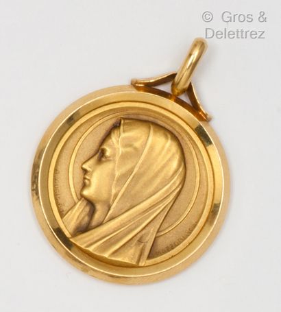 Médaille en or jaune à motif de la Sainte...