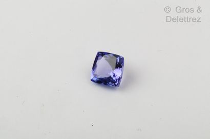 null 
Tanzanite sur papier. Poids : 3,44 carats. Couleur : Violetish Blue. Elle est...