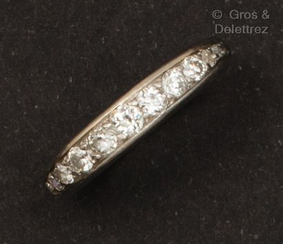 null Alliance en or gris, ornée d’une chute de diamants de taille ancienne. Tour...