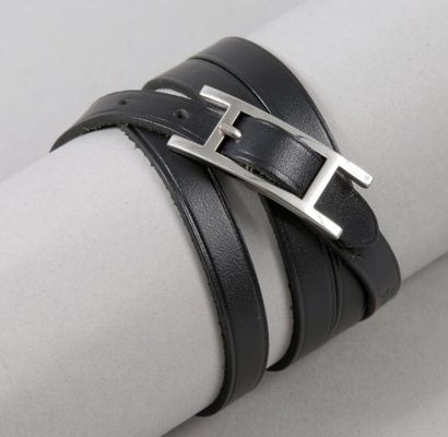 HERMÈS Paris made in France Bracelet multitours en cuir noir, boucle en métal ar...