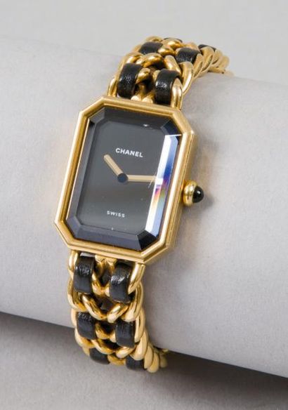 CHANEL Montre «Mademoiselle» plaqué or, cadran noir, bracelet chaîne entrelacée de...