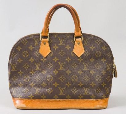 Louis VUITTON Sac «Alma» en toile monogram et cuir naturel, fermeture éclair, double...