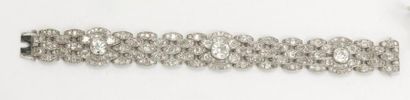 null Bracelet en platine et or gris entièrement serti de diamants, dont trois principaux...
