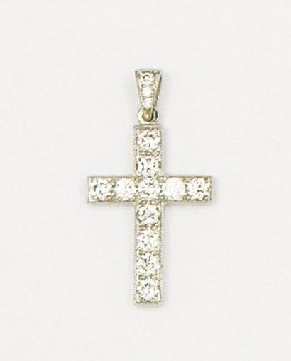 Pendentif «Croix» en or gris orné de diamants,...