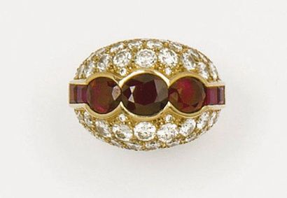 null Bague jonc en or jaune pavée de diamants ornée de trois rubis ovales, épaulés...